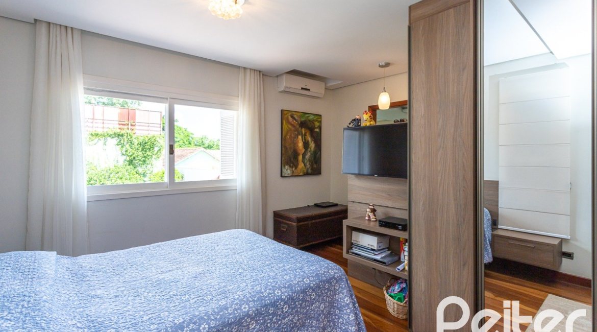 Casa à venda com 226m², 3 dormitórios, 1 suíte, 4 vagas, no bairro Ipanema em Porto Alegre