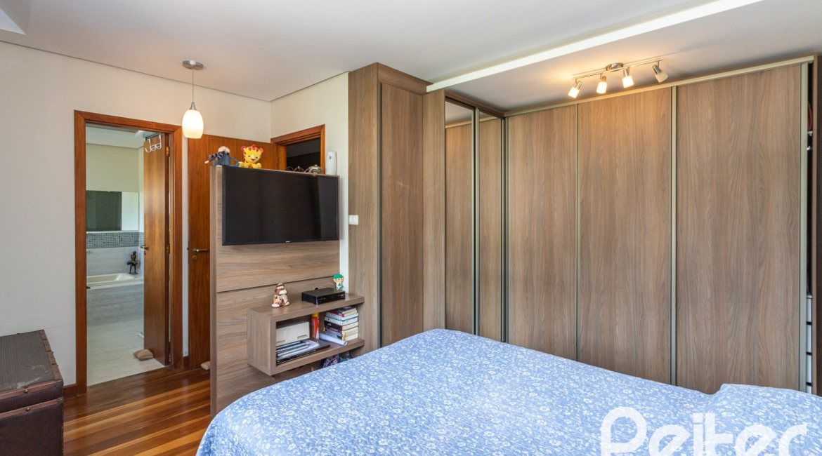 Casa à venda com 226m², 3 dormitórios, 1 suíte, 4 vagas, no bairro Ipanema em Porto Alegre