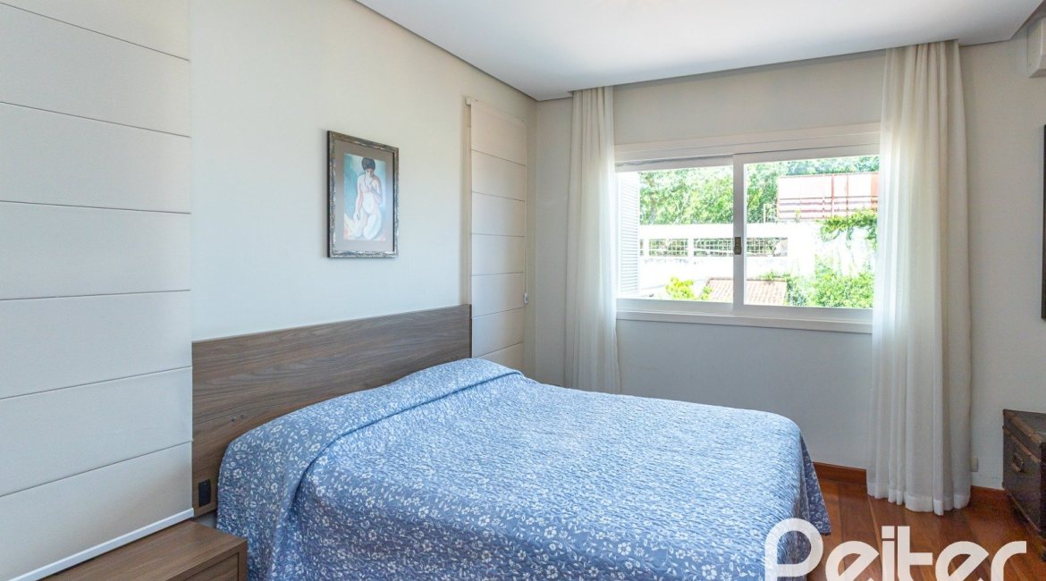 Casa à venda com 226m², 3 dormitórios, 1 suíte, 4 vagas, no bairro Ipanema em Porto Alegre