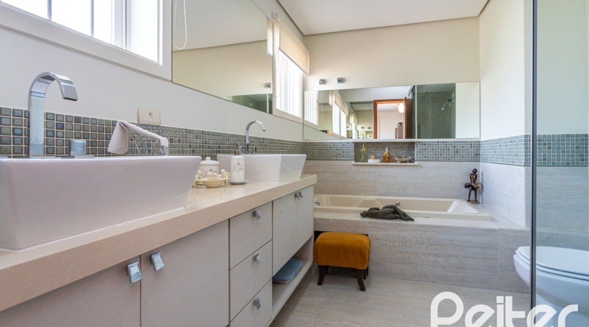 Casa à venda com 226m², 3 dormitórios, 1 suíte, 4 vagas, no bairro Ipanema em Porto Alegre