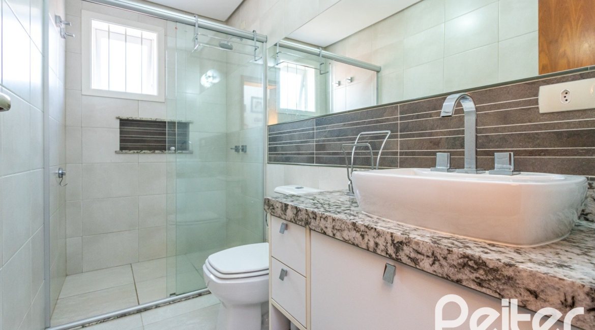 Casa à venda com 226m², 3 dormitórios, 1 suíte, 4 vagas, no bairro Ipanema em Porto Alegre