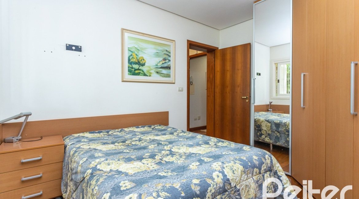 Casa à venda com 226m², 3 dormitórios, 1 suíte, 4 vagas, no bairro Ipanema em Porto Alegre