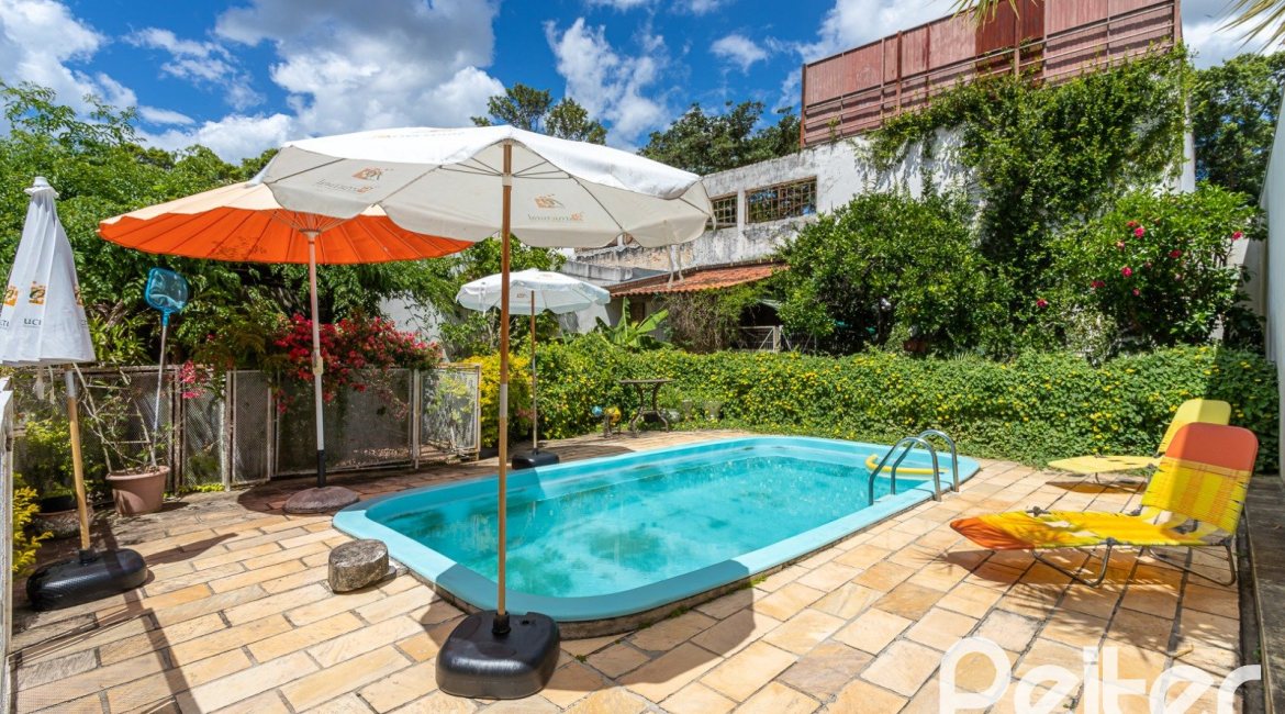 Casa à venda com 226m², 3 dormitórios, 1 suíte, 4 vagas, no bairro Ipanema em Porto Alegre