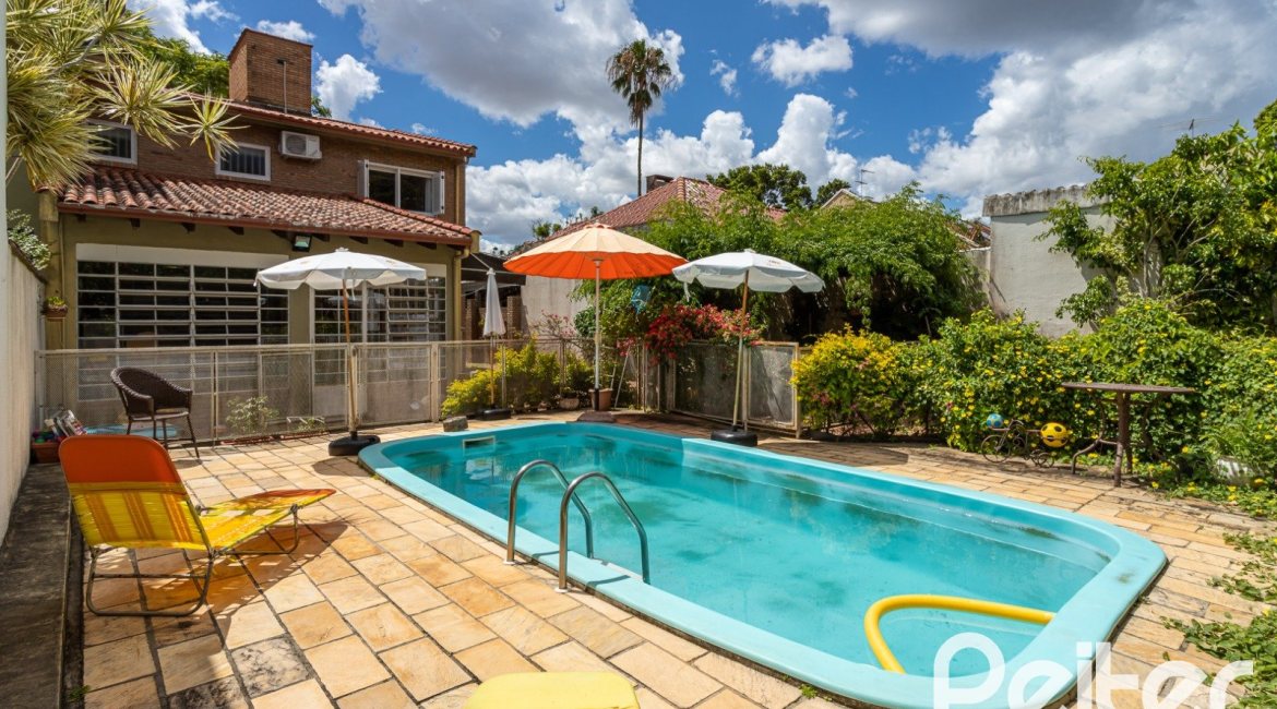 Casa à venda com 226m², 3 dormitórios, 1 suíte, 4 vagas, no bairro Ipanema em Porto Alegre