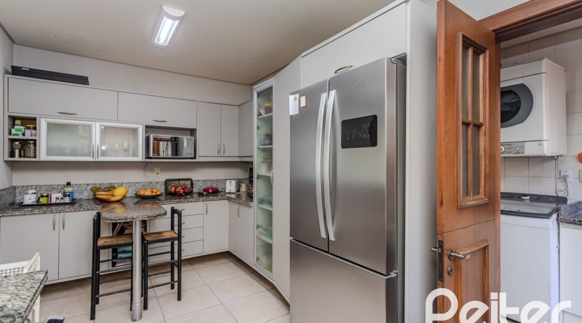 Casa em Condomínio à venda com 450m², 6 dormitórios, 4 suítes, 2 vagas, no bairro Terra Ville em PORTO ALEGRE