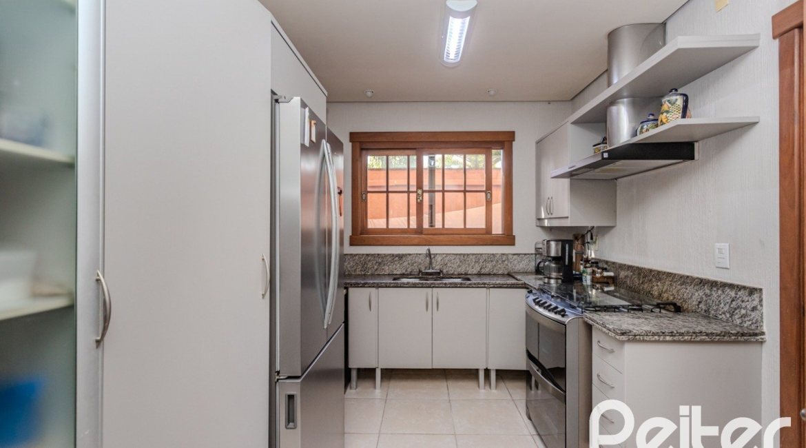 Casa em Condomínio à venda com 450m², 6 dormitórios, 4 suítes, 2 vagas, no bairro Terra Ville em PORTO ALEGRE