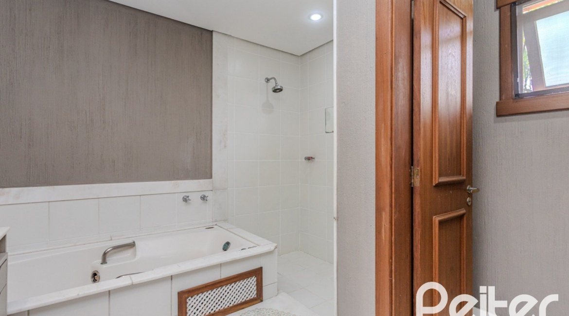 Casa em Condomínio à venda com 450m², 6 dormitórios, 4 suítes, 2 vagas, no bairro Terra Ville em PORTO ALEGRE