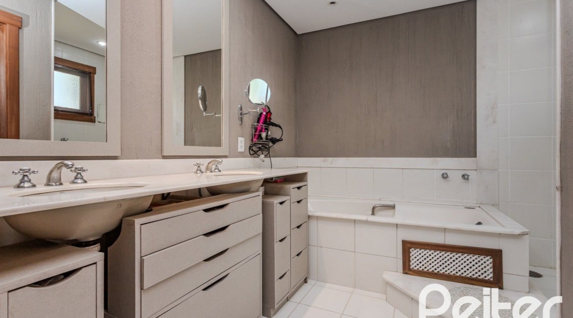 Casa em Condomínio à venda com 450m², 6 dormitórios, 4 suítes, 2 vagas, no bairro Terra Ville em PORTO ALEGRE