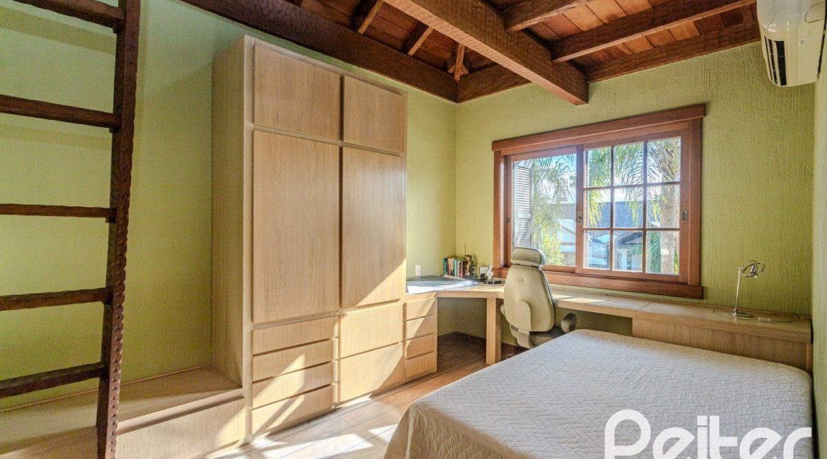 Casa em Condomínio à venda com 450m², 6 dormitórios, 4 suítes, 2 vagas, no bairro Terra Ville em PORTO ALEGRE