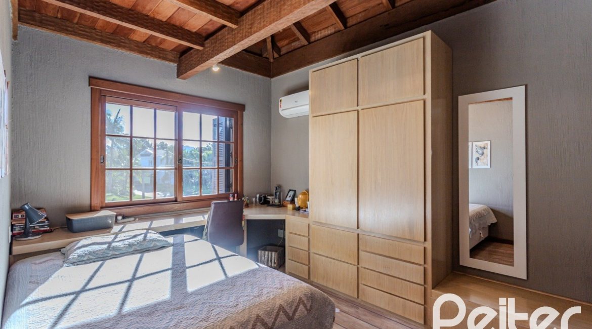 Casa em Condomínio à venda com 450m², 6 dormitórios, 4 suítes, 2 vagas, no bairro Terra Ville em PORTO ALEGRE