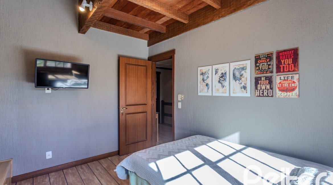 Casa em Condomínio à venda com 450m², 6 dormitórios, 4 suítes, 2 vagas, no bairro Terra Ville em PORTO ALEGRE