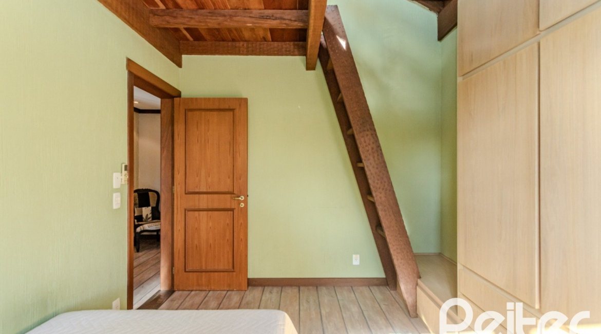 Casa em Condomínio à venda com 450m², 6 dormitórios, 4 suítes, 2 vagas, no bairro Terra Ville em PORTO ALEGRE