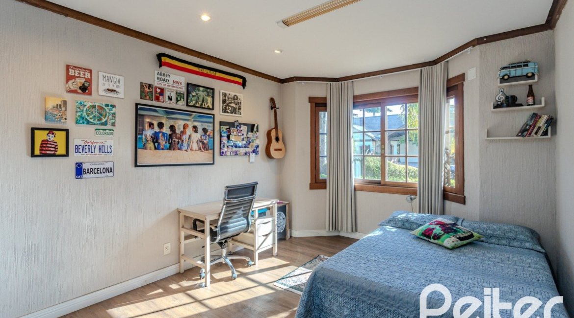 Casa em Condomínio à venda com 450m², 6 dormitórios, 4 suítes, 2 vagas, no bairro Terra Ville em PORTO ALEGRE