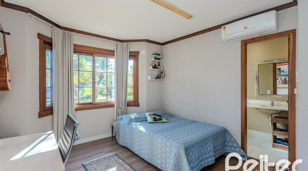 Casa em Condomínio à venda com 450m², 6 dormitórios, 4 suítes, 2 vagas, no bairro Terra Ville em PORTO ALEGRE