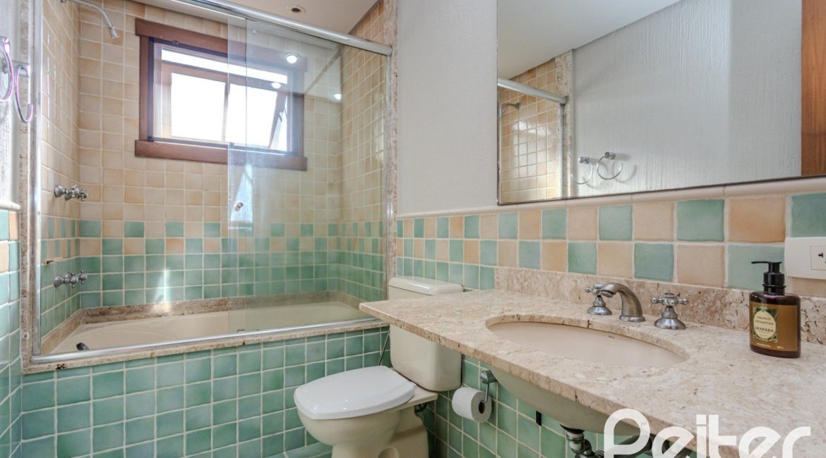Casa em Condomínio à venda com 450m², 6 dormitórios, 4 suítes, 2 vagas, no bairro Terra Ville em PORTO ALEGRE