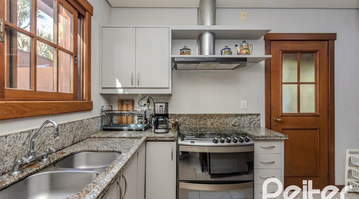 Casa em Condomínio à venda com 450m², 6 dormitórios, 4 suítes, 2 vagas, no bairro Terra Ville em PORTO ALEGRE