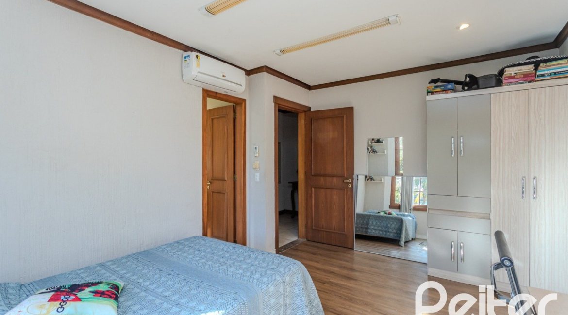 Casa em Condomínio à venda com 450m², 6 dormitórios, 4 suítes, 2 vagas, no bairro Terra Ville em PORTO ALEGRE
