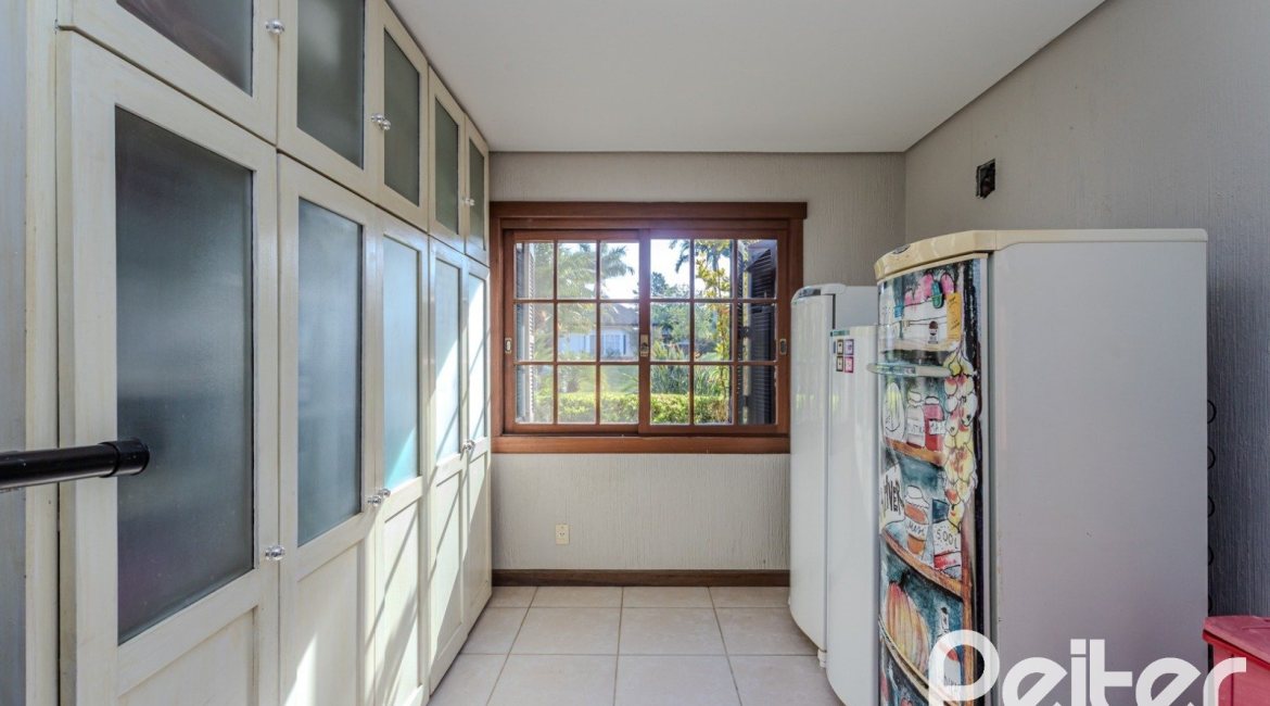 Casa em Condomínio à venda com 450m², 6 dormitórios, 4 suítes, 2 vagas, no bairro Terra Ville em PORTO ALEGRE