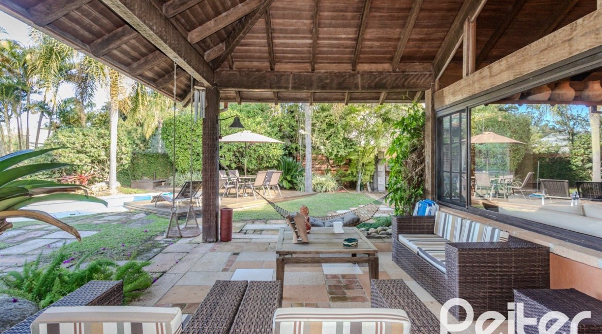 Casa em Condomínio à venda com 450m², 6 dormitórios, 4 suítes, 2 vagas, no bairro Terra Ville em PORTO ALEGRE