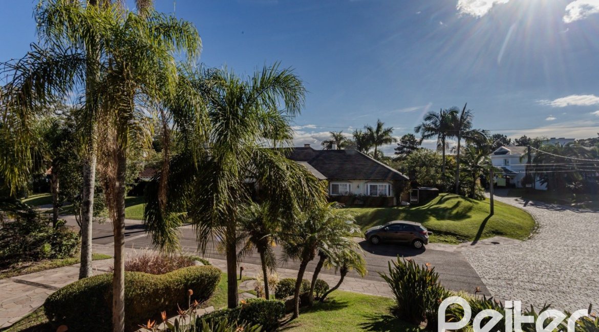 Casa em Condomínio à venda com 450m², 6 dormitórios, 4 suítes, 2 vagas, no bairro Terra Ville em PORTO ALEGRE