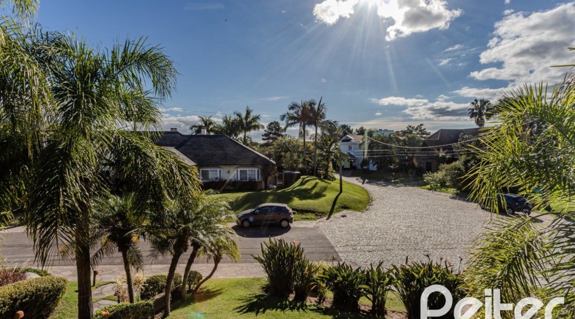 Casa em Condomínio à venda com 450m², 6 dormitórios, 4 suítes, 2 vagas, no bairro Terra Ville em PORTO ALEGRE