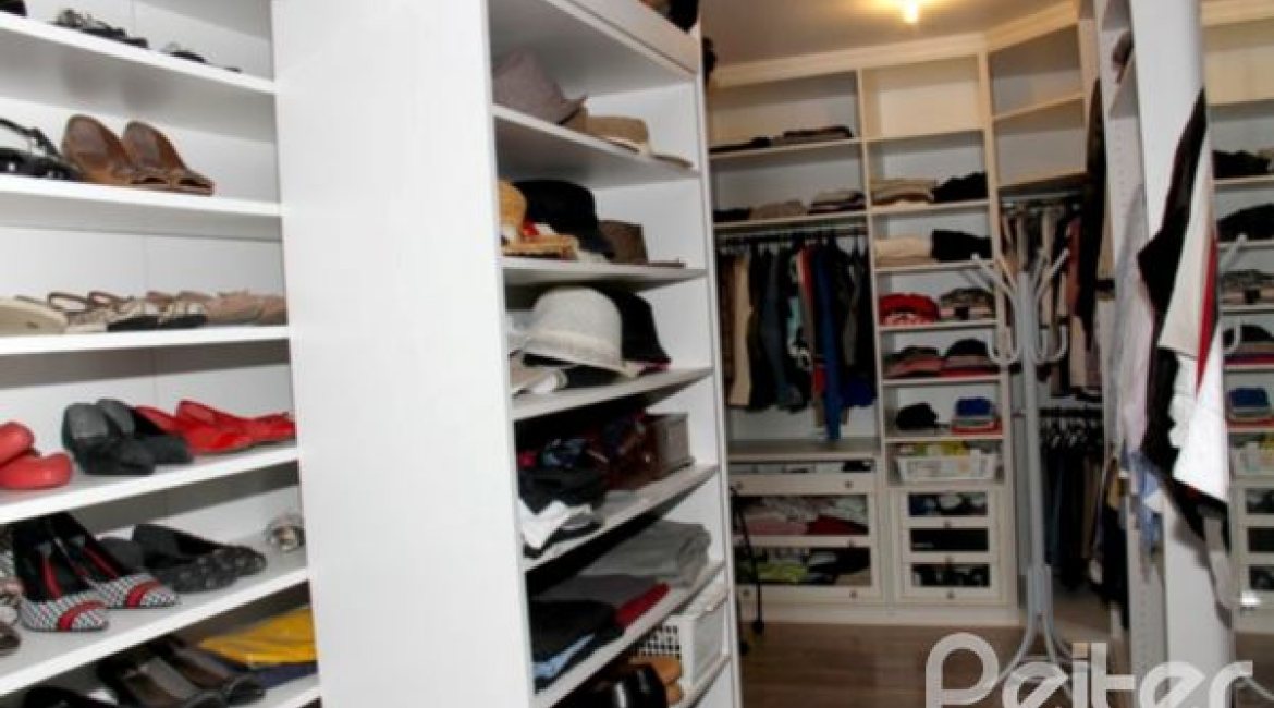 Casa em Condomínio à venda com 450m², 6 dormitórios, 4 suítes, 2 vagas, no bairro Terra Ville em Porto Alegre