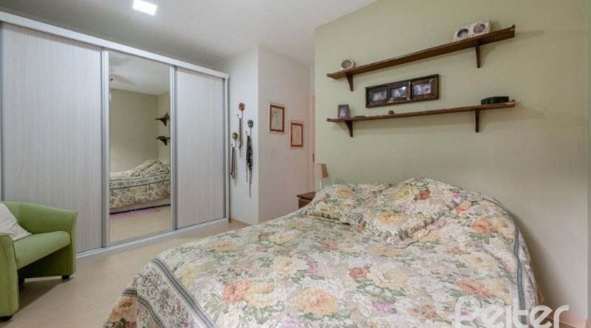 Casa em Condomínio à venda com 159m², 3 dormitórios, 1 suíte, 2 vagas, no bairro Tristeza em Porto Alegre