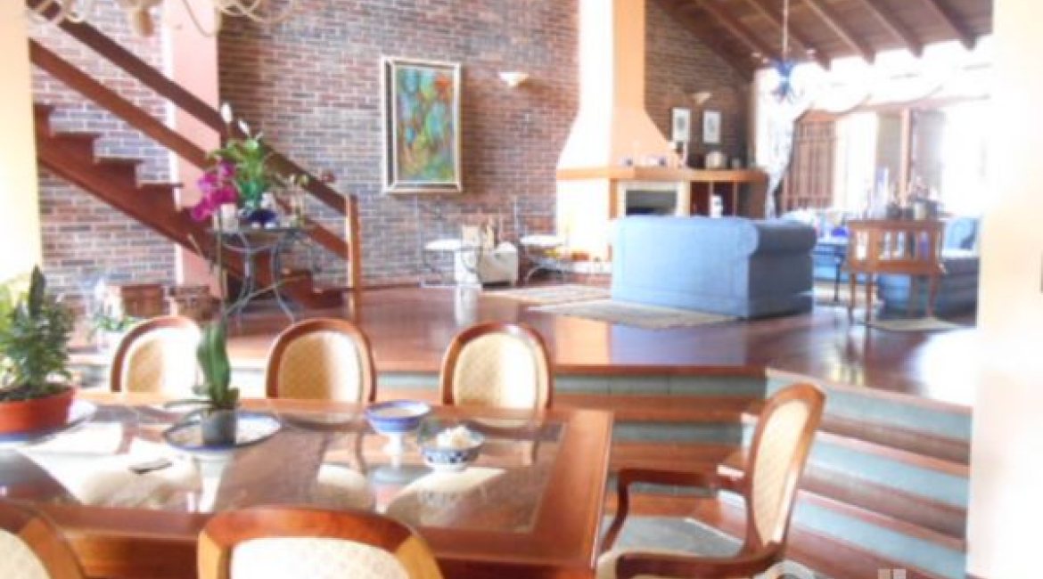 Casa à venda com 404m², 4 dormitórios, 1 suíte, 3 vagas, no bairro Vila Assunção em Porto Alegre