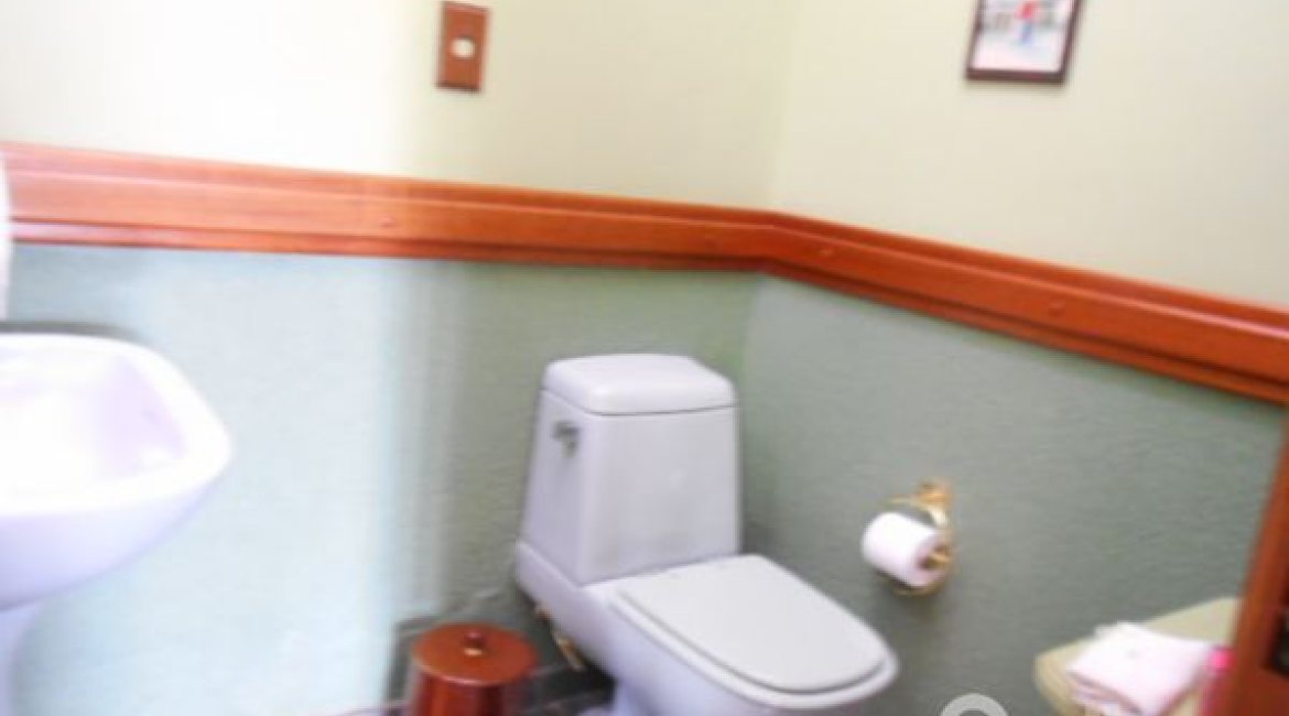 Casa à venda com 404m², 4 dormitórios, 1 suíte, 3 vagas, no bairro Vila Assunção em Porto Alegre