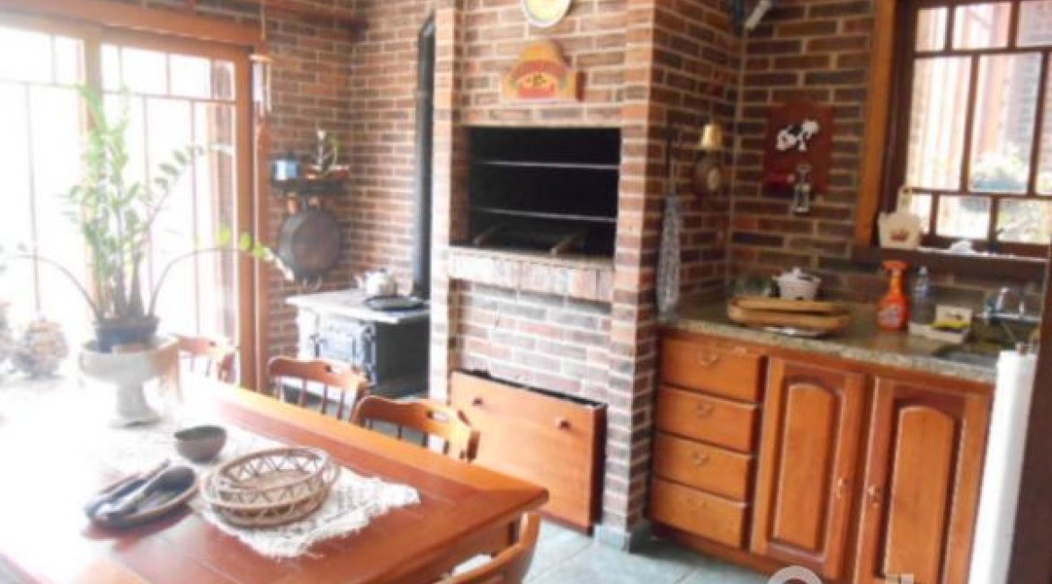 Casa à venda com 404m², 4 dormitórios, 1 suíte, 3 vagas, no bairro Vila Assunção em Porto Alegre