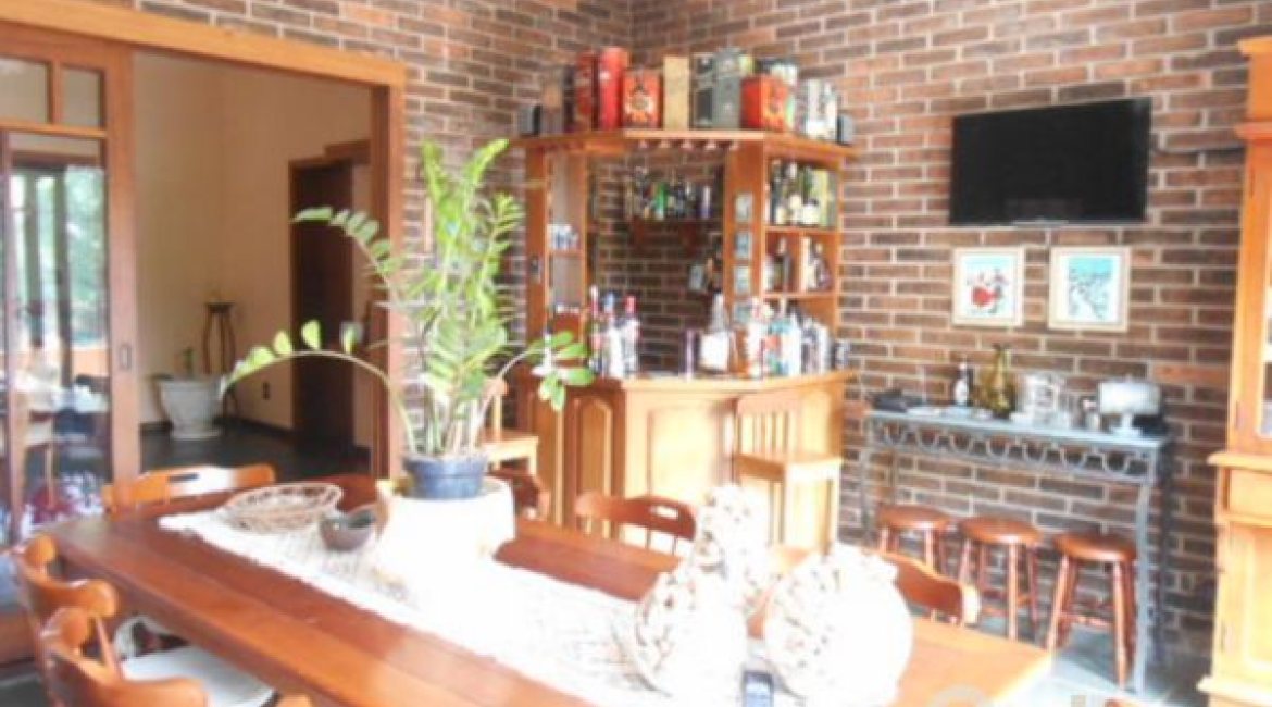 Casa à venda com 404m², 4 dormitórios, 1 suíte, 3 vagas, no bairro Vila Assunção em Porto Alegre