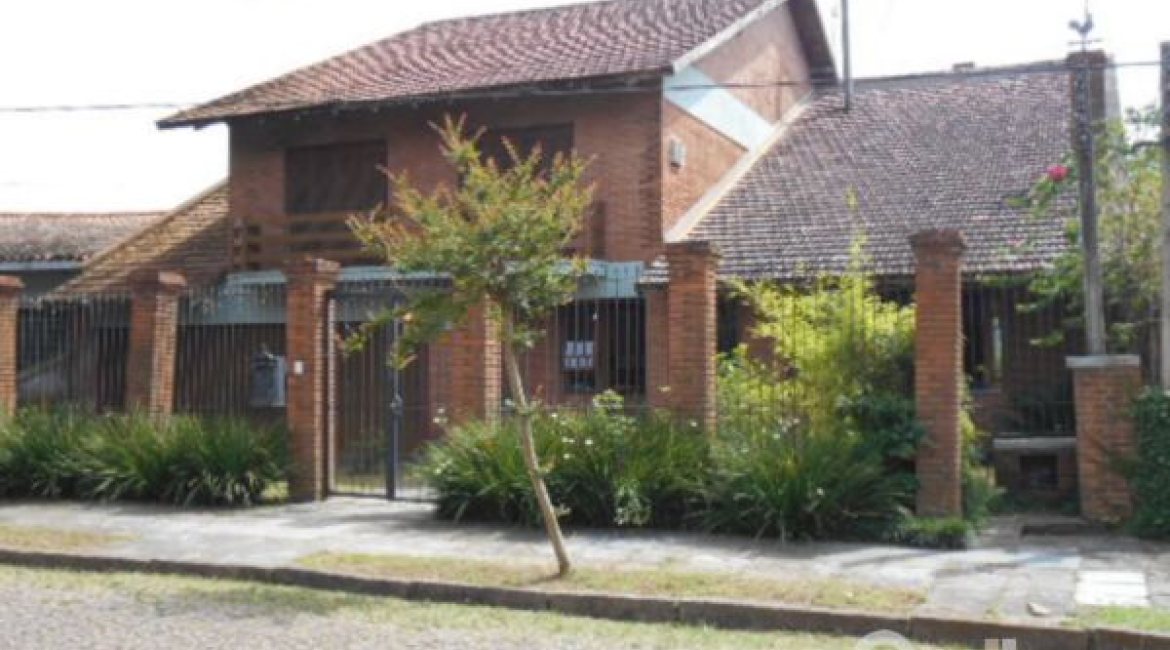 Casa à venda com 404m², 4 dormitórios, 1 suíte, 3 vagas, no bairro Vila Assunção em Porto Alegre