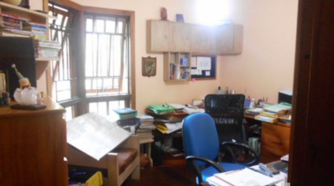 Casa à venda com 404m², 4 dormitórios, 1 suíte, 3 vagas, no bairro Vila Assunção em Porto Alegre