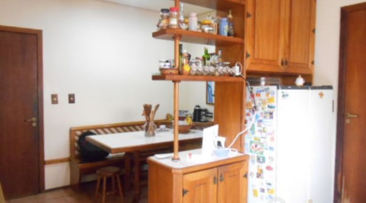 Casa à venda com 404m², 4 dormitórios, 1 suíte, 3 vagas, no bairro Vila Assunção em Porto Alegre