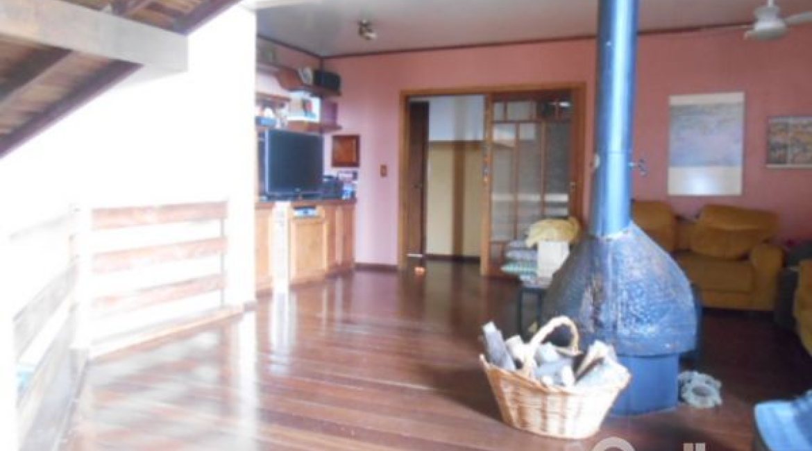 Casa à venda com 404m², 4 dormitórios, 1 suíte, 3 vagas, no bairro Vila Assunção em Porto Alegre