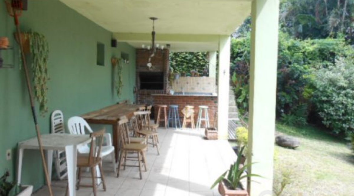 Casa à venda com 404m², 4 dormitórios, 1 suíte, 3 vagas, no bairro Vila Assunção em Porto Alegre