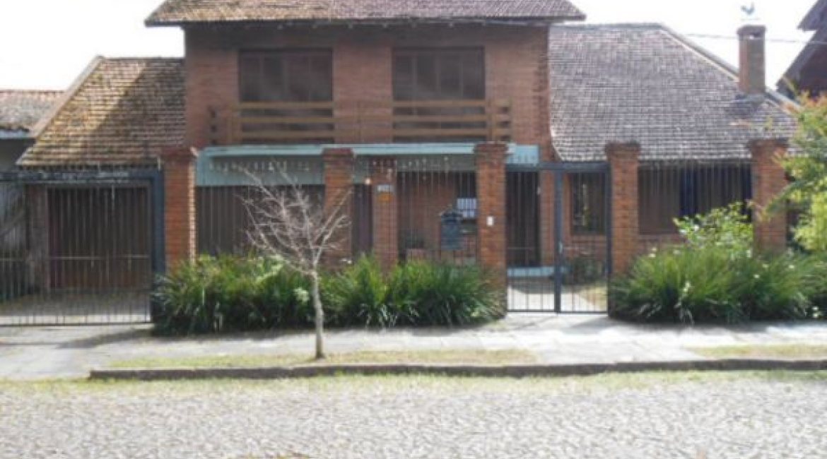 Casa à venda com 404m², 4 dormitórios, 1 suíte, 3 vagas, no bairro Vila Assunção em Porto Alegre