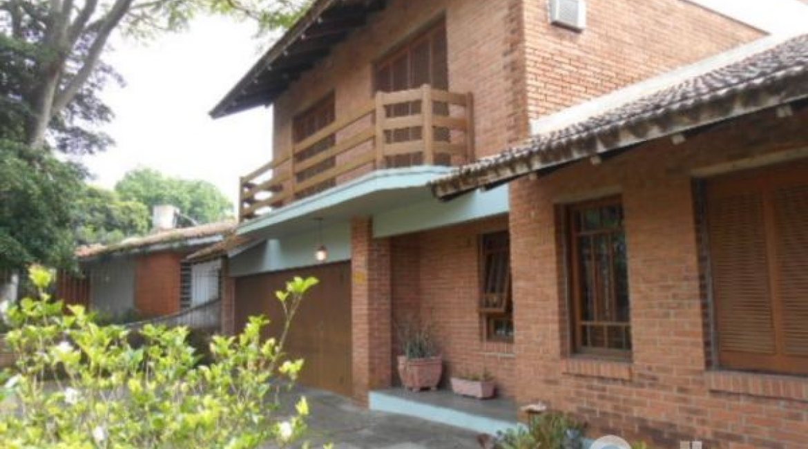 Casa à venda com 404m², 4 dormitórios, 1 suíte, 3 vagas, no bairro Vila Assunção em Porto Alegre