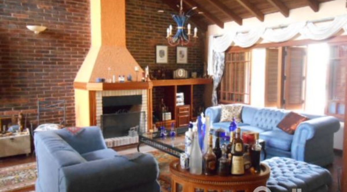 Casa à venda com 404m², 4 dormitórios, 1 suíte, 3 vagas, no bairro Vila Assunção em Porto Alegre