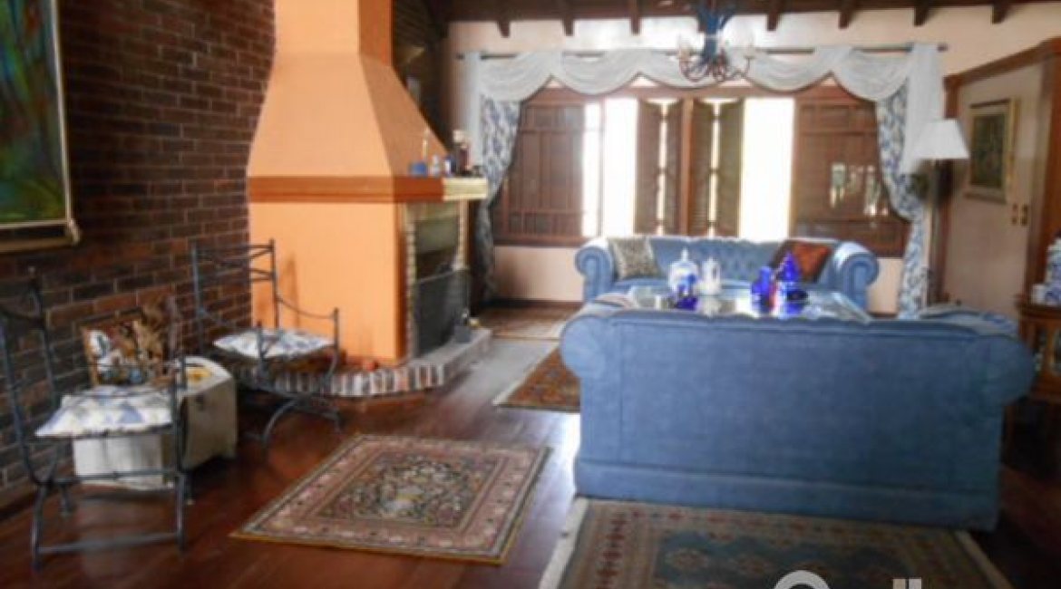 Casa à venda com 404m², 4 dormitórios, 1 suíte, 3 vagas, no bairro Vila Assunção em Porto Alegre