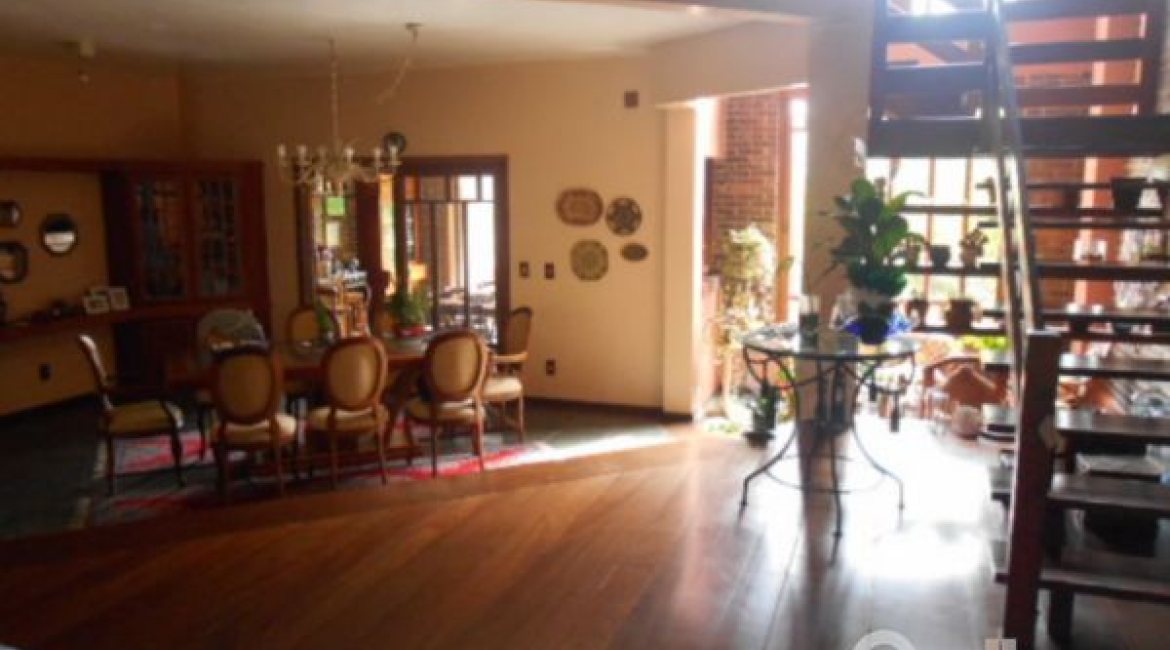 Casa à venda com 404m², 4 dormitórios, 1 suíte, 3 vagas, no bairro Vila Assunção em Porto Alegre