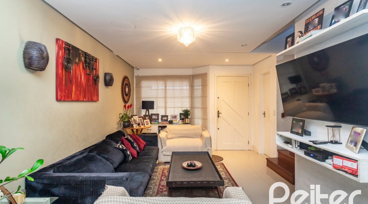 Casa em Condomínio à venda com 184m², 3 dormitórios, 1 suíte, 2 vagas, no bairro Vila Assunção em Porto Alegre