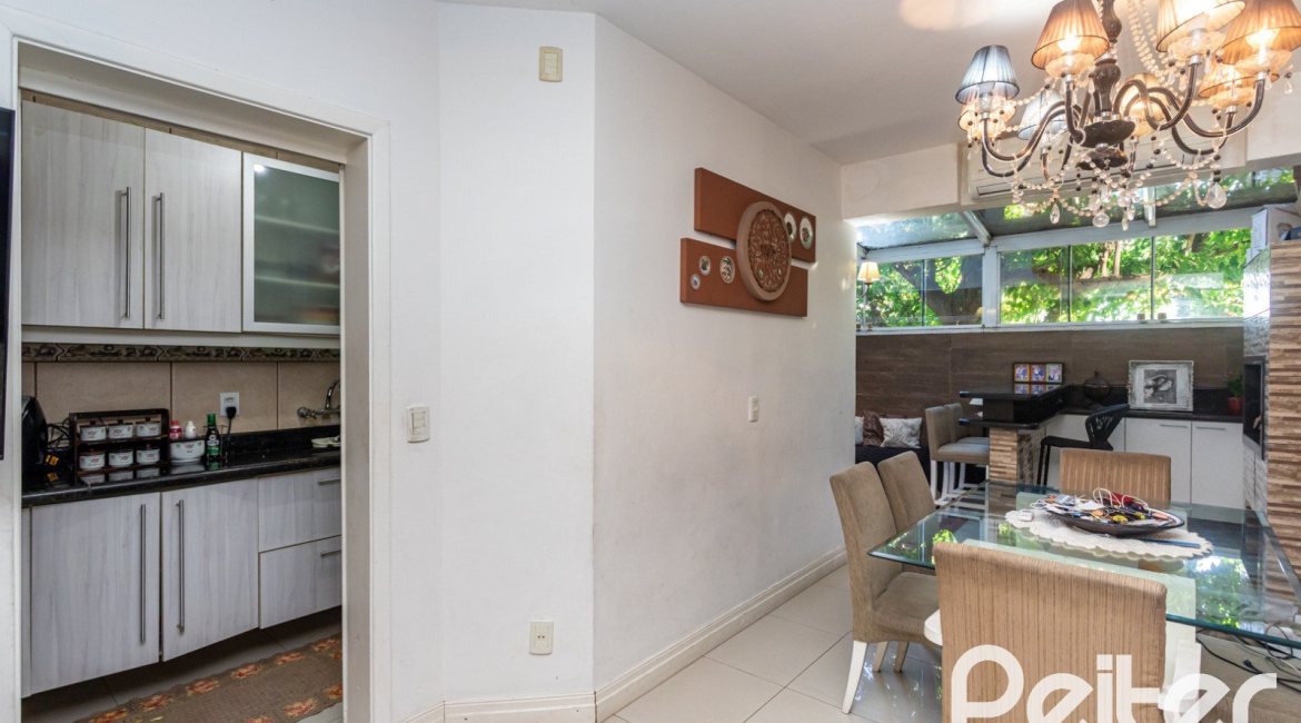 Casa em Condomínio à venda com 184m², 3 dormitórios, 1 suíte, 2 vagas, no bairro Vila Assunção em Porto Alegre