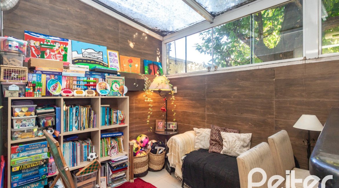 Casa em Condomínio à venda com 184m², 3 dormitórios, 1 suíte, 2 vagas, no bairro Vila Assunção em Porto Alegre