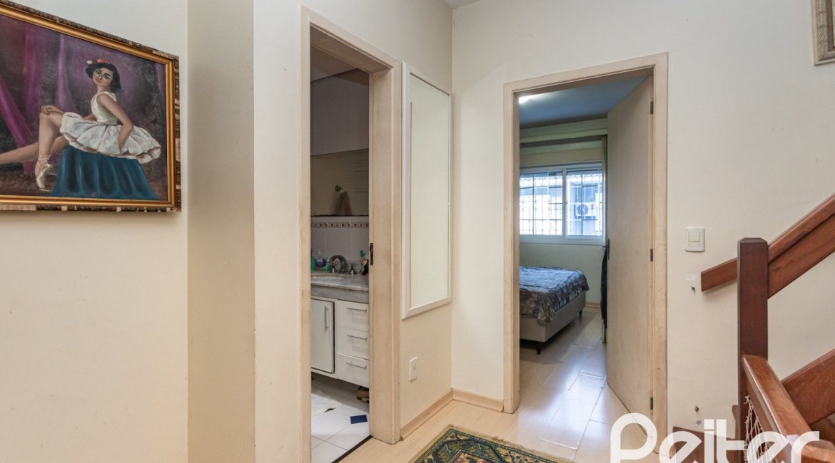 Casa em Condomínio à venda com 184m², 3 dormitórios, 1 suíte, 2 vagas, no bairro Vila Assunção em Porto Alegre
