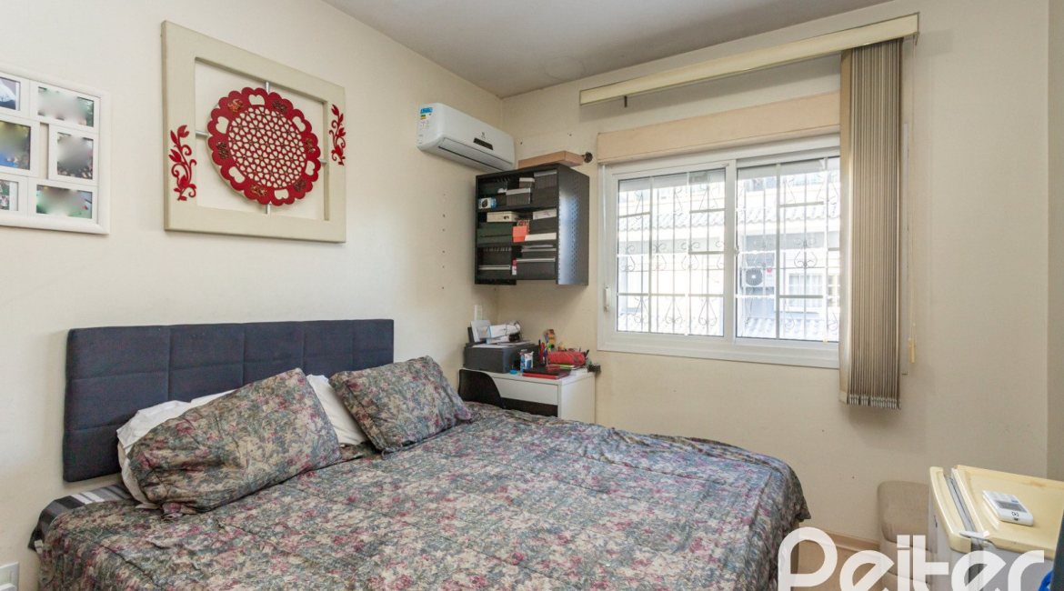 Casa em Condomínio à venda com 184m², 3 dormitórios, 1 suíte, 2 vagas, no bairro Vila Assunção em Porto Alegre