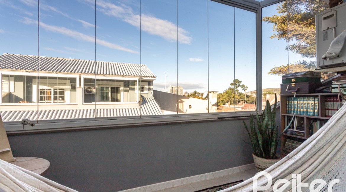 Casa em Condomínio à venda com 184m², 3 dormitórios, 1 suíte, 2 vagas, no bairro Vila Assunção em Porto Alegre