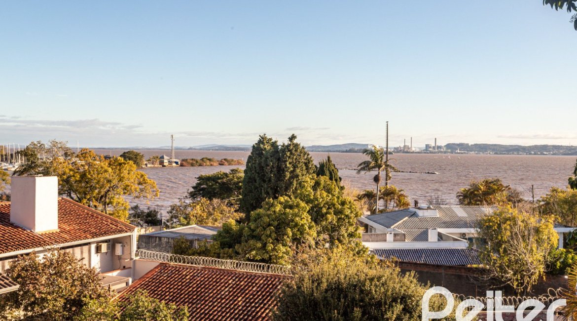 Casa em Condomínio à venda com 184m², 3 dormitórios, 1 suíte, 2 vagas, no bairro Vila Assunção em Porto Alegre