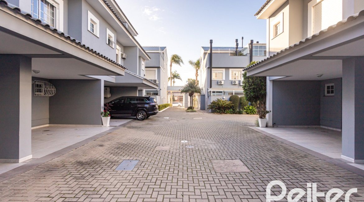 Casa em Condomínio à venda com 184m², 3 dormitórios, 1 suíte, 2 vagas, no bairro Vila Assunção em Porto Alegre