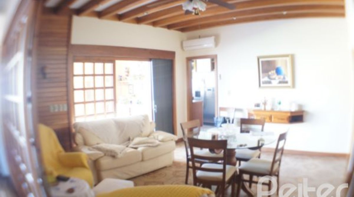 Casa à venda com 324m², 3 dormitórios, 1 suíte, 4 vagas, no bairro Tristeza em Porto Alegre